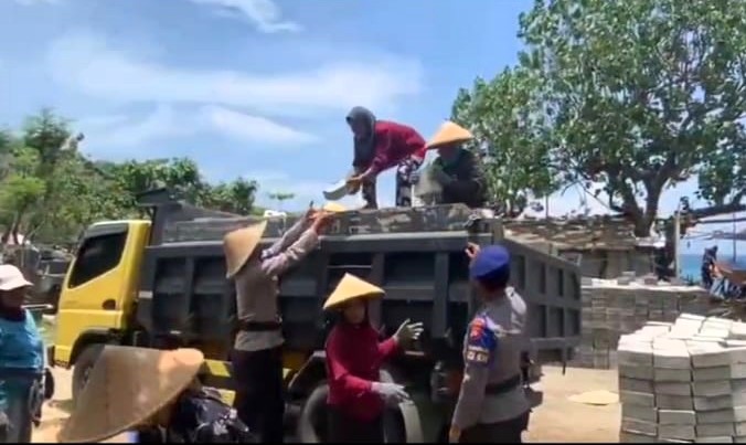 Polairud Polda NTB Bantu Distribusi Bahan Bangunan Untuk Warga Pesisir