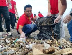 Peduli Lingkungan, Alfamart Gelar Aksi Bersih Pantai Dan Tanam Pohon Di Loang Balok