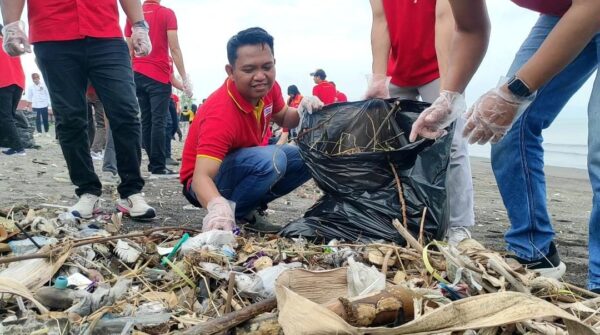 Peduli Lingkungan, Alfamart Gelar Aksi Bersih Pantai Dan Tanam Pohon Di Loang Balok