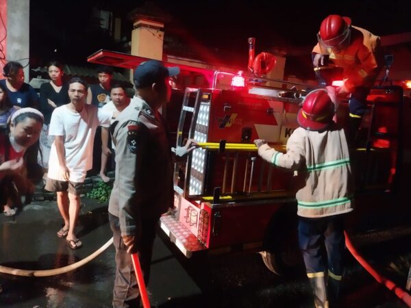 Kebakaran Hebat di Dayen Pekan, Polsek Ampenan Sigap Evakuasi dan Bantu Pemadaman Api