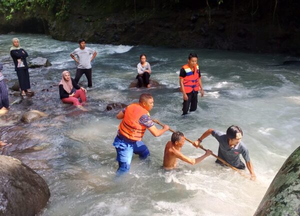 Korban Hanyut di Sungai Lokok Sekoah Ditemukan Meninggal, Jasad Tersangkut di Pohon