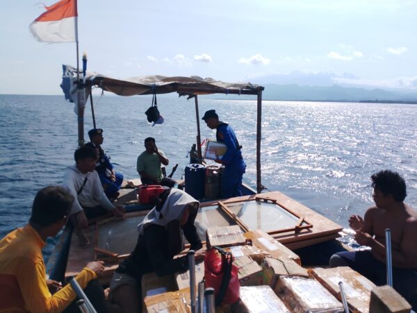Kapal Polisi XXI-1004 Periksa Kapal Bermuatan Barang di Perairan Lombok Utara