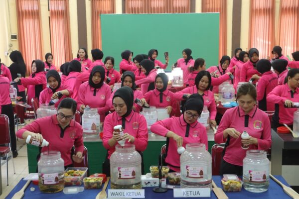 Bhayangkari Pecahkan Rekor MURI, Ajak Puluhan Ribu Anggota Ubah Limbah Organik Jadi Eco-Enzyme