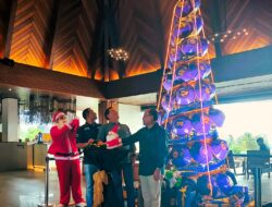 Sentuhan Lokal dalam Tradisi Global: Pohon Natal ‘Tembolaq’ Hiasi Lobi Pullman Lombok