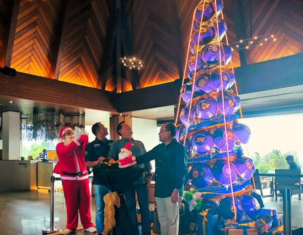 Sentuhan Lokal dalam Tradisi Global: Pohon Natal 'Tembolaq' Hiasi Lobi Pullman Lombok