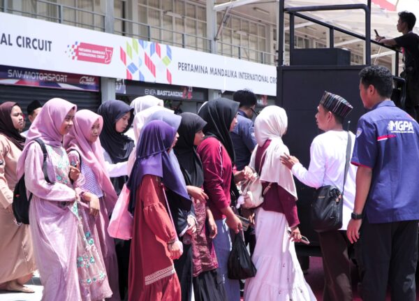 Senyum Anak Yatim Piatu Lombok Timur Warnai Sirkuit Mandalika