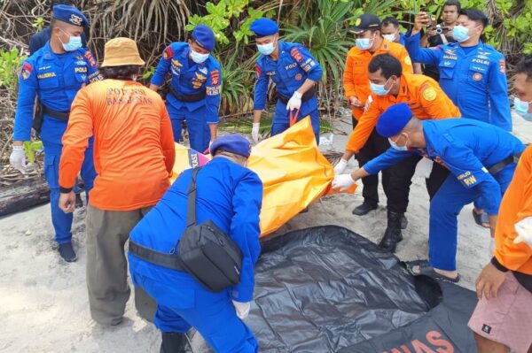 Geger! Penemuan Mayat Perempuan di Pantai Pandanan Lombok Utara, Polairud Polda NTB Lakukan Evakuasi