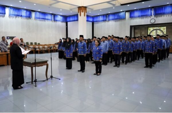 Lantik 136 Pejabat, Wabup UNA: "Bekerja Itu Seperti Berjalan di Atas Duri"