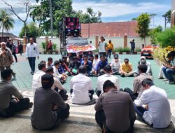 Diduga Ada “Main Mata”, Ketua Pengadilan Agama Praya dan Pejabat Disumpah Al-Qur’an di Hadapan Massa Demo