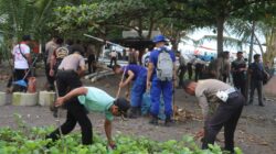 Wujudkan "Indonesia Asri", Ratusan Personel Polres Lotara dan Gabungan "Serbu" Sampah di Pantai Kerakas