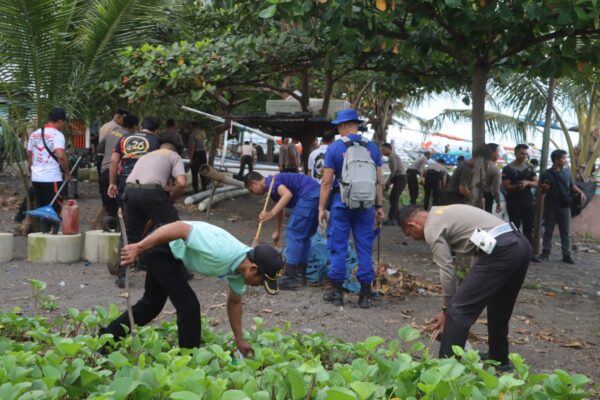 Wujudkan "Indonesia Asri", Ratusan Personel Polres Lotara dan Gabungan "Serbu" Sampah di Pantai Kerakas