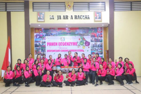 Ubah Limbah Jadi Berkah! Bhayangkari Lombok Utara Panen 750 Liter Eco Enzym untuk Petani