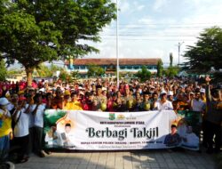 Umat Buddha Lombok Utara Bagikan Ribuan Kelapa Muda Untuk Takjil