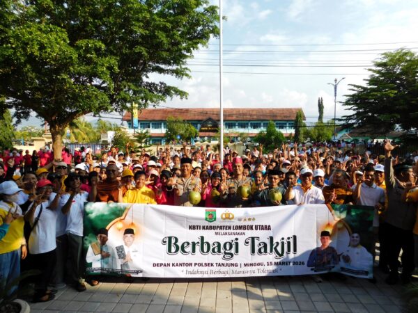 Umat Buddha Lombok Utara Bagikan Ribuan Kelapa Muda Untuk Takjil