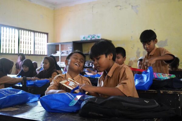 Sentuhan Kasih di Balik Megahnya Mandalika: Lewat ‘Bestie Care’, Karyawan ITDC Peluk Erat Siswa SDN Gerupuk