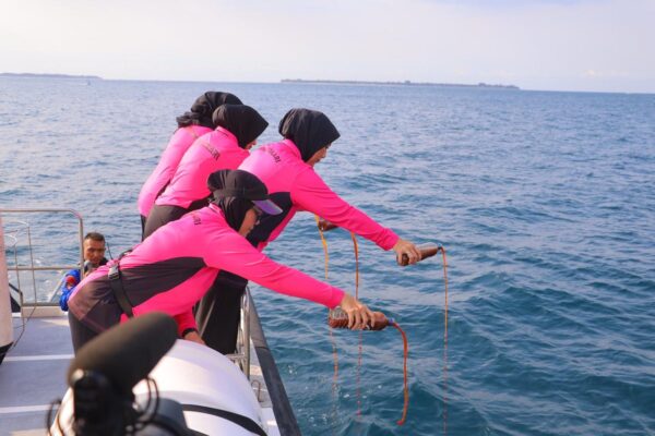Jaga Ekosistem Gili, Bhayangkari NTB dan Lotara Nutrisi Laut Dengan Eco-Enzyme dari Sampah Organik