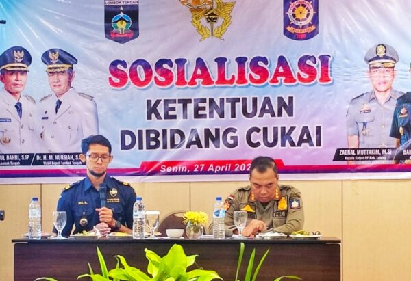 Gempur Rokok Ilegal, Satpol PP Loteng dan Bea Cukai Mataram Edukasi Warga di Kuta Mandalika