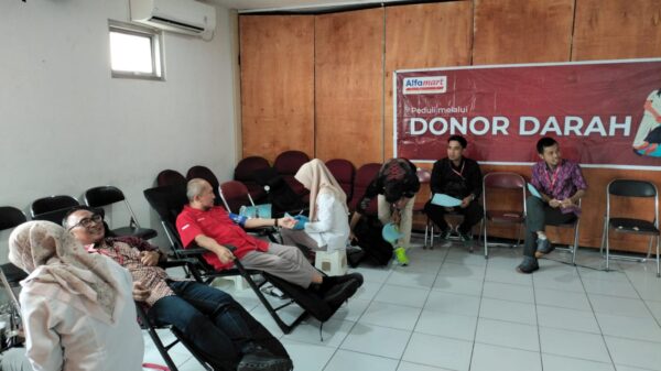 Di Hari Kartini , Alfamart Gandeng PMI Gelar Aksi Donor Darah di Kantor Cabang Lombok