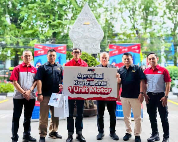 JNE Kecam Pembegalan Kurir di Bandung, Berikan Apresiasi Motor Baru untuk "Ksatria JNE"