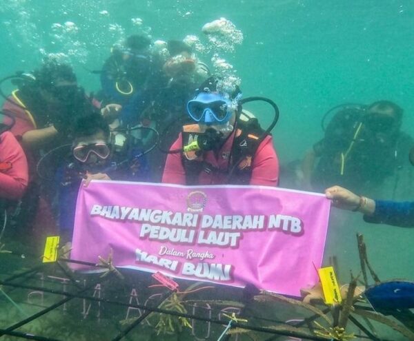 Peringati Hari Bumi ke-56, Bhayangkari NTB Tanam Terumbu Karang di Gili Sudak Sekotong