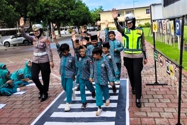 Lawan Kekerasan Sejak Dini, Polda NTB Ajak Siswa SD Gaungkan Gerakan 'Rise and Speak'