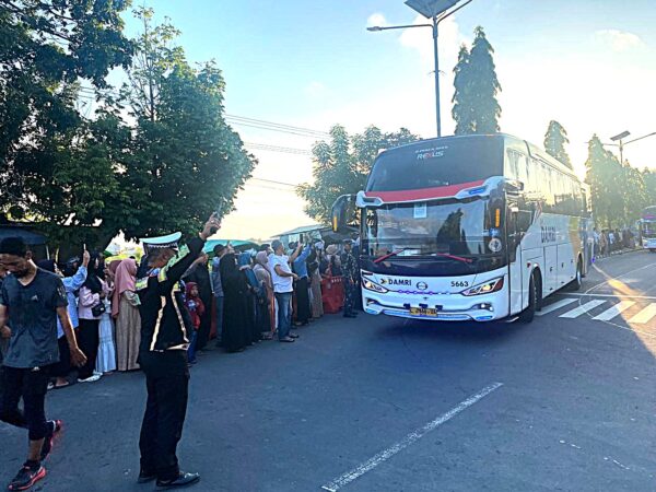 Tiba di Asrama Haji Mataram, 393 Jemaah Kloter 12 Siap Menuju Makkah dengan Pengawalan Ketat Pihak Kepolisian