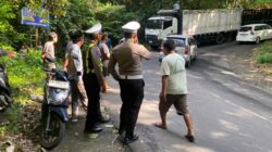 Mogok Belasan Jam di Pusuk dan Ditinggal Sopir, Truk Muatan Kelapa Ditangani Langsung Kasat Lantas Laode