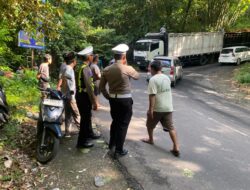 Mogok Belasan Jam di Pusuk dan Ditinggal Sopir, Truk Muatan Kelapa Ditangani Langsung Kasat Lantas Laode