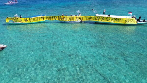 Gili Meno Membara! Warga Gelar Aksi Bentangkan Spanduk Tolak Air SWRO PT TCN dan Tuntut Pipa Bawah Laut