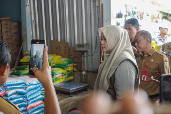 Wagub Umi Dinda Sidak Pasar Amahami: Stok Sembako Aman, Harga Cabai Lombok Tembus Rp100 Ribu