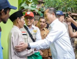 Miq Iqbal “Bedah Rumah” Warga Miskin Ekstrem di Ntobo dan Bagi-bagi Ternak