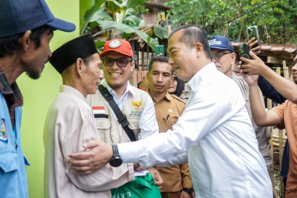 Miq Iqbal "Bedah Rumah" Warga Miskin Ekstrem di Ntobo dan Bagi-bagi Ternak