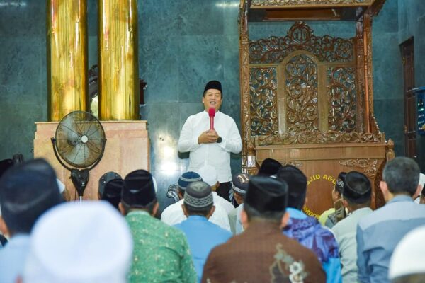 Ajak Warga Tanam Pohon, Miq Iqbal Bagi-bagi Bibit Gratis: Mari Jaga Alam Sebelum Terlambat