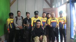 Gowes Kamtibmas ke Bayan, Kapolres Lombok Utara Sambangi Warga Stroke dan Beri Bantuan Kursi Roda
