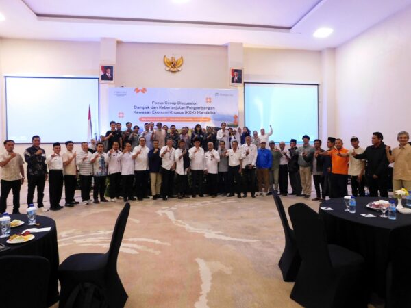 Mengawal Masa Depan Mandalika: Pemkab Loteng dan ITDC Gelar FGD Dua Hari di Kuta LOMBOK TENGAH, RADARNTB.COM — Bertempat di Hotel Raja, Kuta Mandalika, Pemerintah Kabupaten Lombok Tengah bersama ITDC menggelar rangkaian Focus Group Discussion (FGD) intensif selama dua hari, mulai Rabu (3/6) hingga Kamis (4/6) 2026. Kegiatan ini bertujuan untuk menggali masukan, pandangan, serta pengalaman dari para pemangku kepentingan mengenai dampak dan keberlanjutan pengembangan Kawasan Ekonomi Khusus (KEK) Mandalika. Rangkaian diskusi yang berlangsung mulai pukul 08.00 WITA hingga 17.30 WITA setiap harinya ini, menghadirkan Direktur Operasional ITDC, Troy Reza Waroka, dan Wakil Bupati Lombok Tengah, H. Nursiah, sebagai narasumber utama. Hari Pertama: Bedah Dampak Pariwisata hingga Kearifan Lokal Pada hari pertama, diskusi dibagi ke dalam tiga kelompok kerja (Pokja) untuk memastikan pembahasan yang mendalam dan spesifik: Kelompok Pertama: Memfokuskan bahasan pada Pengembangan Pariwisata dan Dampaknya terhadap Masyarakat Sekitar. Kelompok Kedua: Mendiskusikan Peluang Kerja Terkait Pengembangan di KEK Mandalika dan Sekitarnya. Kelompok Ketiga: Mengulas tentang Keberlanjutan Mata Pencaharian dan Kearifan Lokal. Wakil Bupati Lombok Tengah, H. Nursiah, menekankan bahwa keterlibatan masyarakat dalam pokja-pokja ini sangat krusial. "FGD ini menjadi wadah rutin untuk mengangkat dinamika dan menghasilkan solusi. Kami ingin ada dokumen penting dari poin-poin (pointer) yang dihasilkan untuk menjadi acuan bersama," ujar H. Nursiah. Hari Kedua: Fokus pada Pemberdayaan dan Keterlibatan Stakeholder Memasuki hari kedua, Kamis (4/6), agenda FGD akan berlanjut dengan bahasan yang lebih strategis pada sesi berikutnya: FGD Sesi 4: Akan membahas secara mendalam mengenai Pengembangan Masyarakat Sekitar. FGD Sesi 5: Difokuskan pada Penguatan Keterlibatan Pemangku Kepentingan. Rangkaian kegiatan ini kemudian akan ditutup dengan sidang Pleno untuk merumuskan hasil akhir dari seluruh kelompok diskusi sebagai rekomendasi kebijakan pembangunan Mandalika ke depan. Komitmen Keberlanjutan: Ekonomi, Manusia, dan Budaya Direktur Operasional ITDC, Troy Reza Waroka, menegaskan bahwa FGD ini adalah bukti nyata kolaborasi tiga pilar antara ITDC, Pemkab Lombok Tengah, dan akademisi. Ia mencatat bahwa pembangunan Mandalika kini telah mencapai progres di atas 70% dan memberikan dampak nyata bagi daerah. "Tadi disampaikan Pak Wakil Bupati, ada kenaikan PAD yang cukup signifikan dari sektor pariwisata. Ini bukti pembangunan ini harus didukung bersama karena dampaknya kembali ke masyarakat," ungkap Troy. Lebih lanjut, Troy menekankan bahwa komitmen ITDC mencakup tiga aspek utama: ekonomi, peningkatan kualitas sumber daya manusia (SDM), dan pelestarian faktor kebudayaan. "Progres itu bukan hanya soal fisik bangunan, tapi manusianya. Bagaimana mereka lebih pintar, lebih cerdas, dan lebih melayani. Ditambah lagi, wisatawan kini merasa sangat aman di Mandalika," pungkasnya. Dengan adanya FGD ini, diharapkan pengembangan KEK Mandalika tidak hanya sukses secara infrastruktur, tetapi juga berkelanjutan dan inklusif bagi seluruh lapisan masyarakat Lombok Tengah. (Ant)