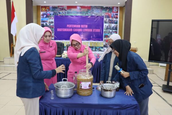 Luar Biasa, Bhayangkari Lotara dan Unram Ciptakan ECOSA 18UU, Sabun Multifungsi dari Limbah Organik