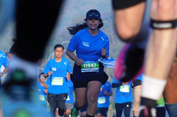 Marketing Director Pocari Sweat, Puspita Winawati, mengungkapkan data yang mencengangkan. Sekitar 72 persen peserta tahun ini berasal dari luar Pulau Lombok. "Ini membuktikan besarnya daya tarik Lombok. Kami berharap para peserta tidak hanya mengejar Personal Best di lintasan lari, tapi juga membawa pulang pengalaman tak terlupakan tentang keramahan budaya, kuliner, dan keindahan alam Lombok," kata Puspita. Keberhasilan acara ini juga ditopang oleh kesiapan infrastruktur. ITDC sukses memanfaatkan momentum ini dengan menyelenggarakan Mandalika Street Food Festival sebagai etalase bagi produk UMKM lokal, sekaligus meresmikan fasilitas baru berupa tiga lapangan padel dan satu lapangan basket. Dengan perhelatan yang berkelanjutan, mulai dari Pocari Sweat Run hingga menyambut MotoGP Mandalika pada Oktober mendatang, NTB kian mantap menatap masa depan sebagai destinasi olahraga kelas dunia yang mampu memberikan kemakmuran berkelanjutan bagi masyarakat.
