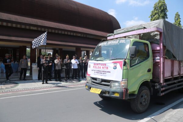 Wujud Kepedulian Sesama, Polda NTB Lepas 8 Truk Logistik dan Tim Psikologi untuk Korban Gempa NTT