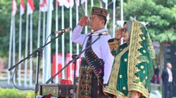 Pakai Baju Adat Manggarai Saat Upacara HUT RI ke-81, Gubernur Miq Iqbal Usap Air Mata Anak Korban Bencana NTT