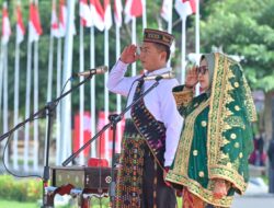 Pakai Baju Adat Manggarai Saat Upacara HUT RI ke-81, Gubernur Miq Iqbal Usap Air Mata Anak Korban Bencana NTT