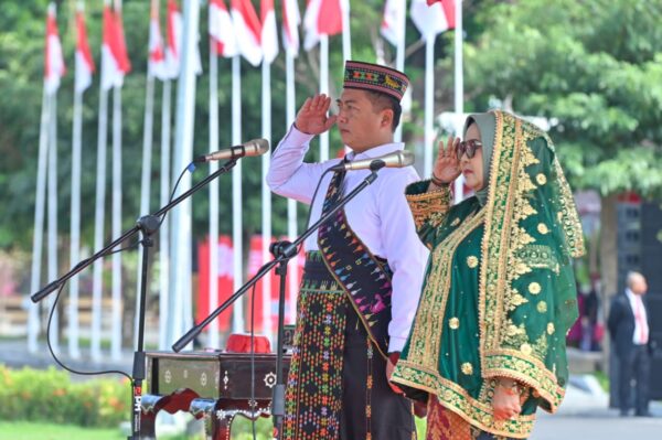 Pakai Baju Adat Manggarai Saat Upacara HUT RI ke-81, Gubernur Miq Iqbal Usap Air Mata Anak Korban Bencana NTT