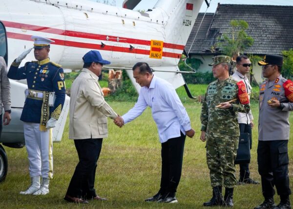 Kado Ulang Tahun ke-54, Gubernur NTB Sambut Langsung Kedatangan Presiden Prabowo di Meninting