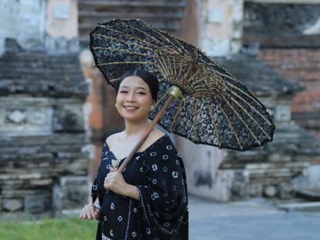 Halimatu Sa’diah – Koruch kini berdomisili di Polandia. Ia memiliki minat pada jurnalisme dan fotografi. Ia menempuh pendidikan S1 di Indonesia dan S2 di Thailand. Ia tertarik pada topik lingkungan, perempuan, sosial, dan budaya. Alamat : Kulon Progo, Yogyakarta Sosial Media : • https://www.linkedin.com/in/hssadiahh/ • https://www.facebook.com/hssadiahh/ • https://www.instagram.com/say.helloooooo/