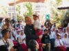 Program ‘Riders Go to School’ Sambangi SDN 2 Kuta, ITDC Bawa Misi Kebudayaan dan Edukasi di Mandalika