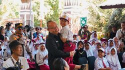 Program 'Riders Go to School' Sambangi SDN 2 Kuta, ITDC Bawa Misi Kebudayaan dan Edukasi di Mandalika