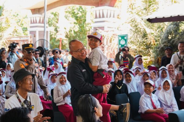 Program 'Riders Go to School' Sambangi SDN 2 Kuta, ITDC Bawa Misi Kebudayaan dan Edukasi di Mandalika